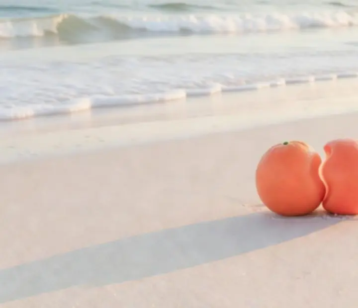 Plage ensoleillée avec des fruits colorés inspirés de Merge & Shoot! sur le sable